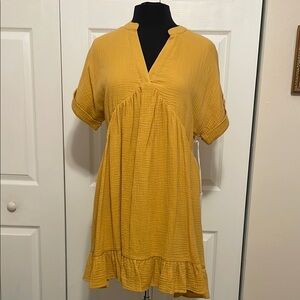 NWT LUMIERE GOLD YELLOW SHORT SLEEVE BOHO STYLE MINI DRESS. SIZE MEDIUM.